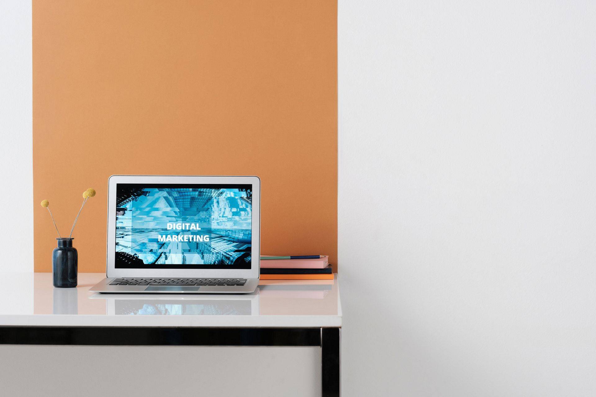 Laptop auf einem Schreibtisch zum Thema Digital Marketing